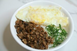 梅干肉燥飯(附蛋)